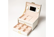 Bijuterii si cosmetice – Cele mai importante accesorii ale femeilor